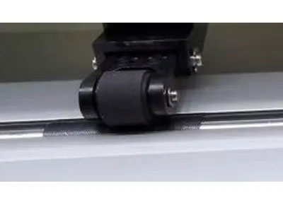 Cutting plotter feeding pinch roller